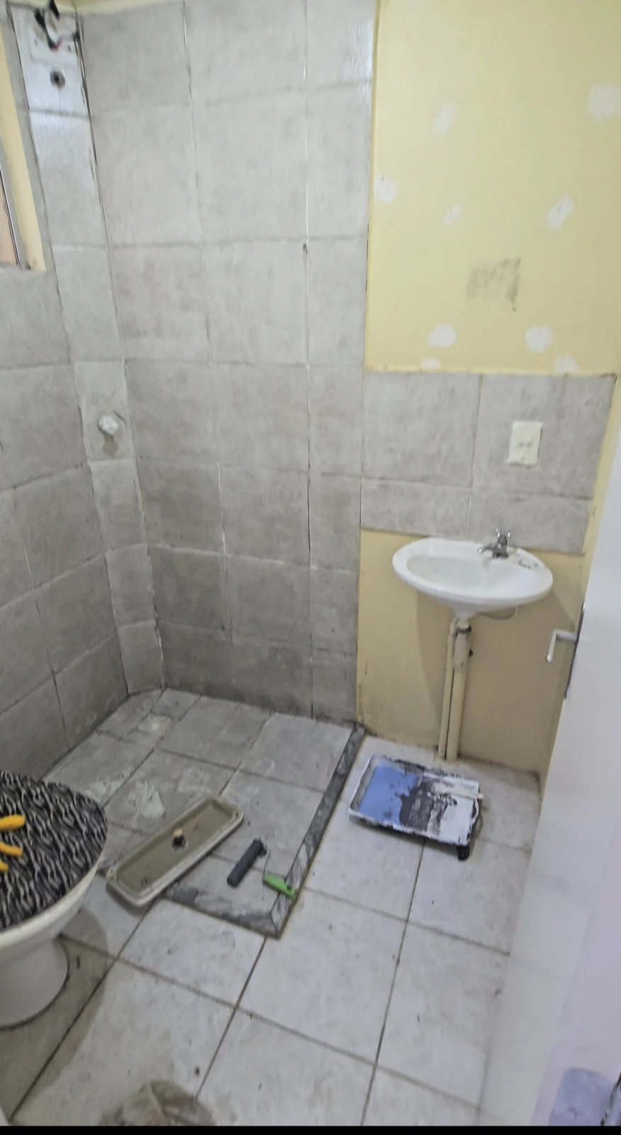 Aqui foi feito a aplicação de uma textura cimento queimado em banheiro..