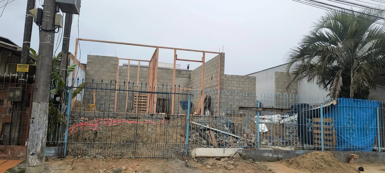 Execução de ampliação residencial, com levantamento de paredes em blocos de concreto, preparação da estrutura...