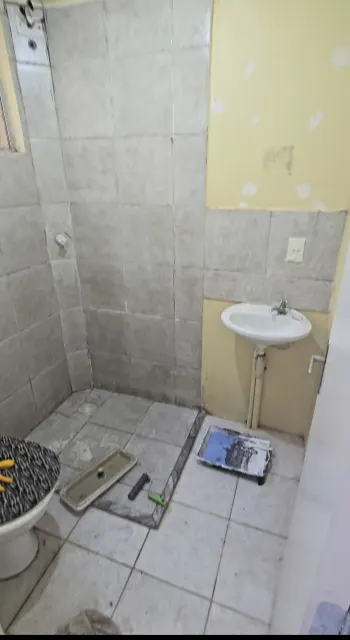Aqui foi feito a aplicação de uma textura cimento queimado em banheiro..