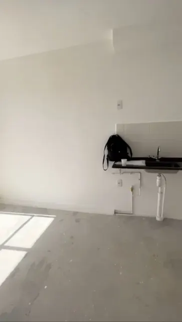Aqui foi feito o serviço de colocar o azulejo no banheiro, e da limpeza do apartamento.
