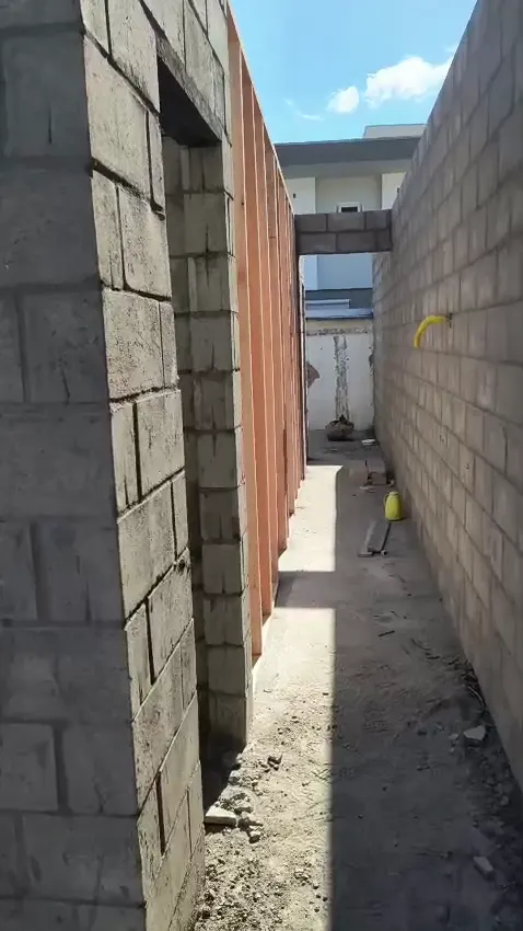 Vídeo: Execução de ampliação residencial, com levantamento de paredes em blocos de concreto, preparação da...